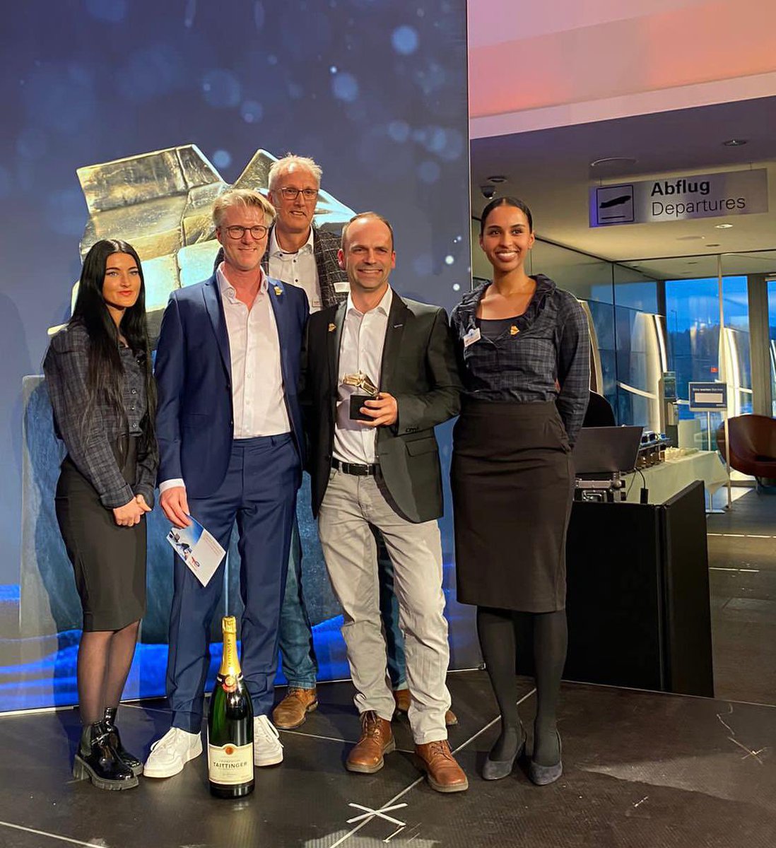 apus_zero's tweet image. We made it! It&apos;s our pleasure to announce that we&apos;re the winner of the fliegermagazin-AWARD 2023
„Newcomer of the Year“!
During the AERO Friedrichshafen, Phillip Scheffel and Rolf-Jürgen Moll received the spezial prize, which motivates us even more to work on our mission!