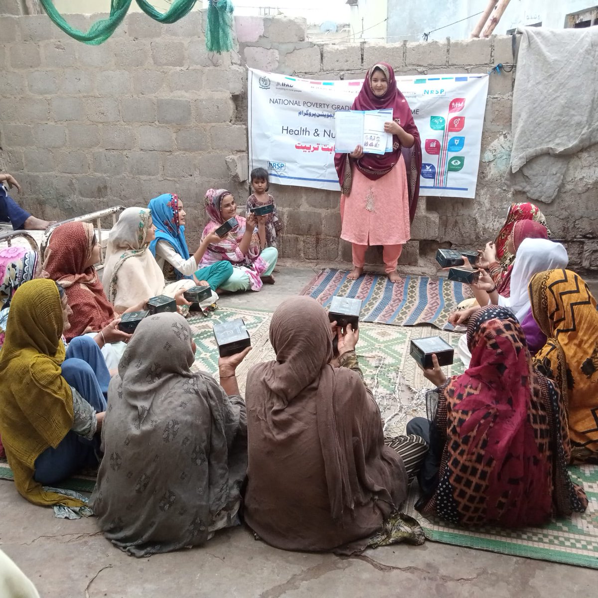 #InvestInRuralWomen
With the goal of raising women’s awareness and ensuring their access to information about nutrition 🧼health & hygiene ⚕️📝💊 our implementing partner NRSP - National Rural Support Programme conducted sessions in 📍District Thattha, Sindh