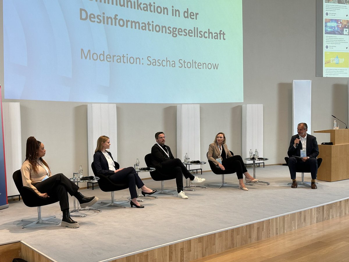 Landau Media (@landaumedia) on Twitter photo Danke an <a href="/BendlerBlogger/">Sascha „jeton paraşütle düşüyor“ Stoltenow</a> und <a href="/witte_sophie/">Sophie Witte</a> @ghensel, Laura Hartmann-Lewicki und Viviana Medina für das gute Eröffnunspanel zu #Kommunikation in der Desinformationsgesellschaft 👍
#dprg #prtag23 #hannover <a href="/DPRGde/">DPRG</a> Danke an <a href="/BendlerBlogger/">Sascha „jeton paraşütle düşüyor“ Stoltenow</a> und <a href="/witte_sophie/">Sophie Witte</a> @ghensel, Laura Hartmann-Lewicki und Viviana Medina für das gute Eröffnunspanel zu #Kommunikation in der Desinformationsgesellschaft 👍
#dprg #prtag23 #hannover <a href="/DPRGde/">DPRG</a>