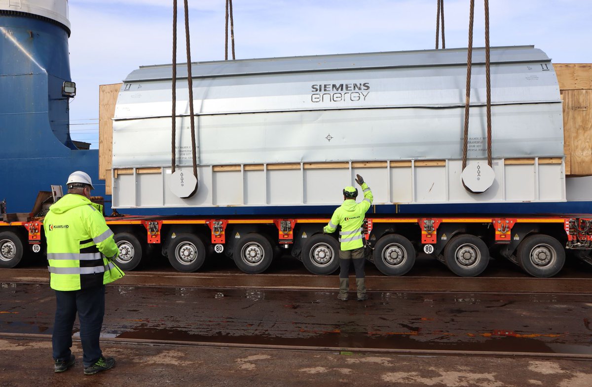 EleringAS's tweet image. 👏 The first large pieces of equipment of the Kiisa synchronous condenser station arrived in Estonia - a generator and a transformer. 
💡The condenser is one of 3 of its kind in Estonia, which will be completed within the framework of a major #synchronization project. #CEFEnergy