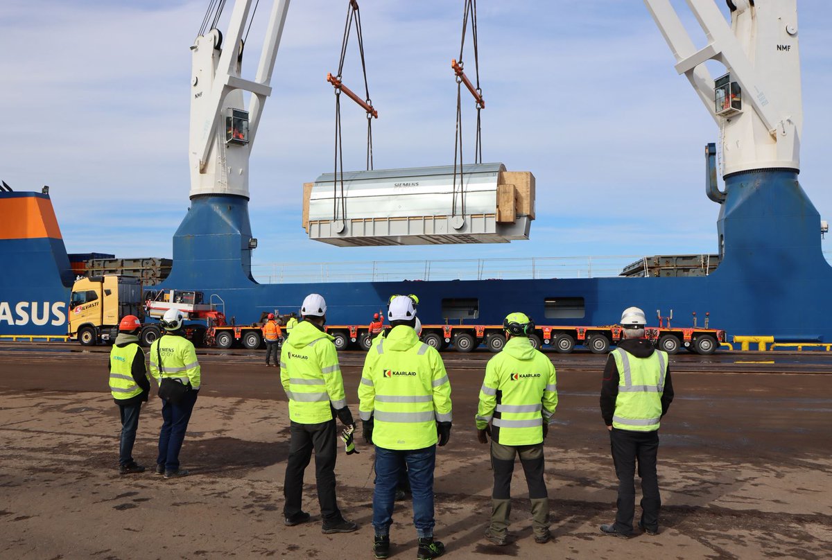 EleringAS's tweet image. 👏 The first large pieces of equipment of the Kiisa synchronous condenser station arrived in Estonia - a generator and a transformer. 
💡The condenser is one of 3 of its kind in Estonia, which will be completed within the framework of a major #synchronization project. #CEFEnergy