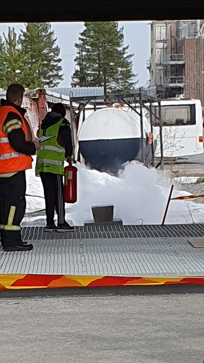 Loppukilpailurasteilla kilpaillaan erilaisissa tilanteissa tehtävärasteilla. #Alkusammutus on tänä vuonna yksi tehtävärastien aiheista. #nouhätä #nouhätäfinaali #pelastustaidot <a href="/Pelastusopisto/">Pelastusopisto</a>