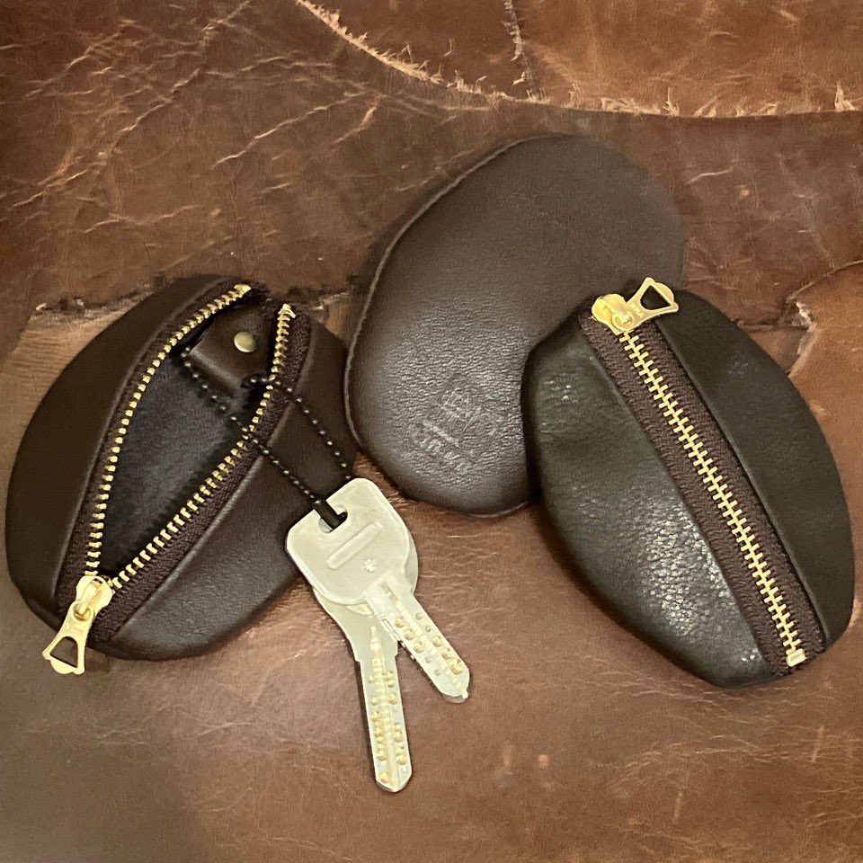 LinKuBag_en's tweet photo. Golden Week is coming up soon.
The best season for iced coffee has started.

A new limited edition of MAME (coffee bean shaped) coin purse / key case is now available. It looks dark roasted. https://t.co/oj0BUjraMN