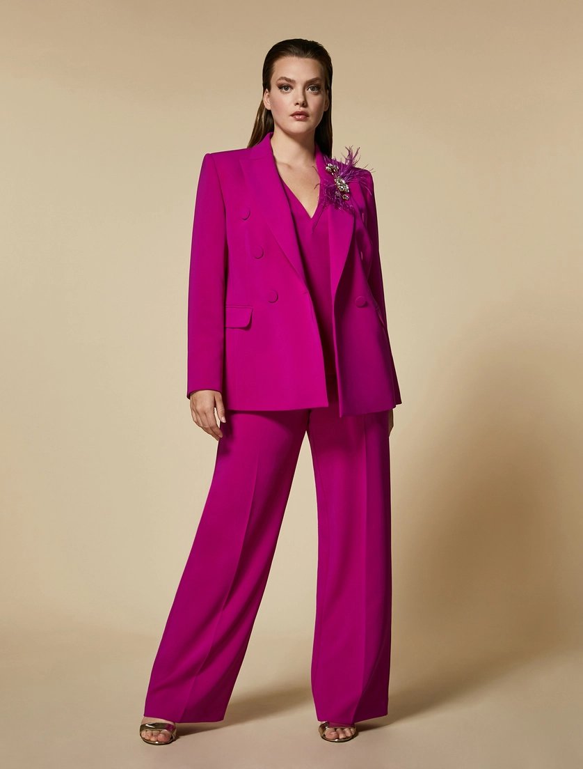 josineevers's tweet photo. Ik durf het niet met zekerheid te zeggen (!!!), maar volgens mij draagt Amalia een broekpak van het Italiaanse (plussize) label Marina Rinaldi. https://t.co/3Yoyuv8fRr https://t.co/JmZFygHhMl