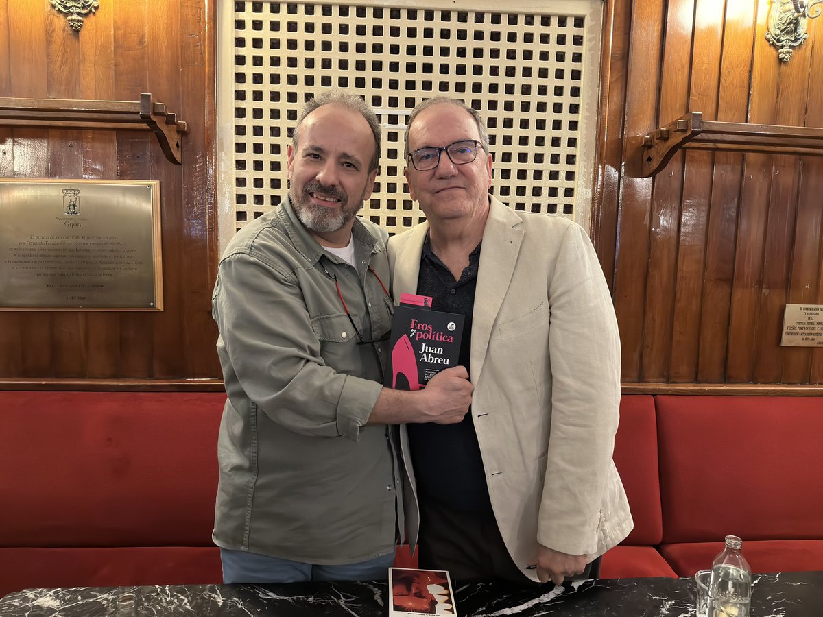 Hmonivar's tweet photo. Deliciosa tarde con @juanabreu35 y @Marta_sug en la presentación de
"Eros y política"
Como siempre, rodeado de damas de cuello florentino. https://t.co/QCQgvVgkmC