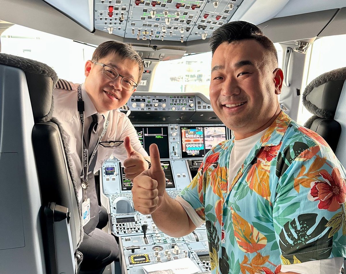 ghAviation's tweet photo. Pictures of the inaugural flight of @starluxairlines from Taipei to Los Angeles. The chairman of the airline personally flew his passengers in this brand new plane.
#samchui 👇🏾👇🏾👇🏾 https://t.co/H0SDXMRBM4