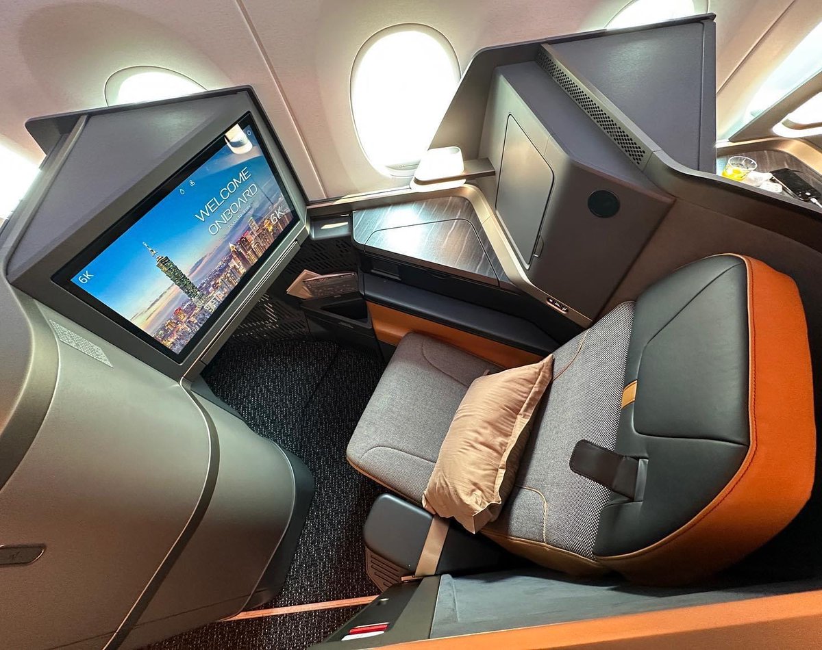ghAviation's tweet photo. Pictures of the inaugural flight of @starluxairlines from Taipei to Los Angeles. The chairman of the airline personally flew his passengers in this brand new plane.
#samchui 👇🏾👇🏾👇🏾 https://t.co/H0SDXMRBM4