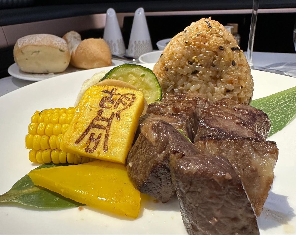 ghAviation's tweet photo. Pictures of the inaugural flight of @starluxairlines from Taipei to Los Angeles. The chairman of the airline personally flew his passengers in this brand new plane.
#samchui 👇🏾👇🏾👇🏾 https://t.co/H0SDXMRBM4