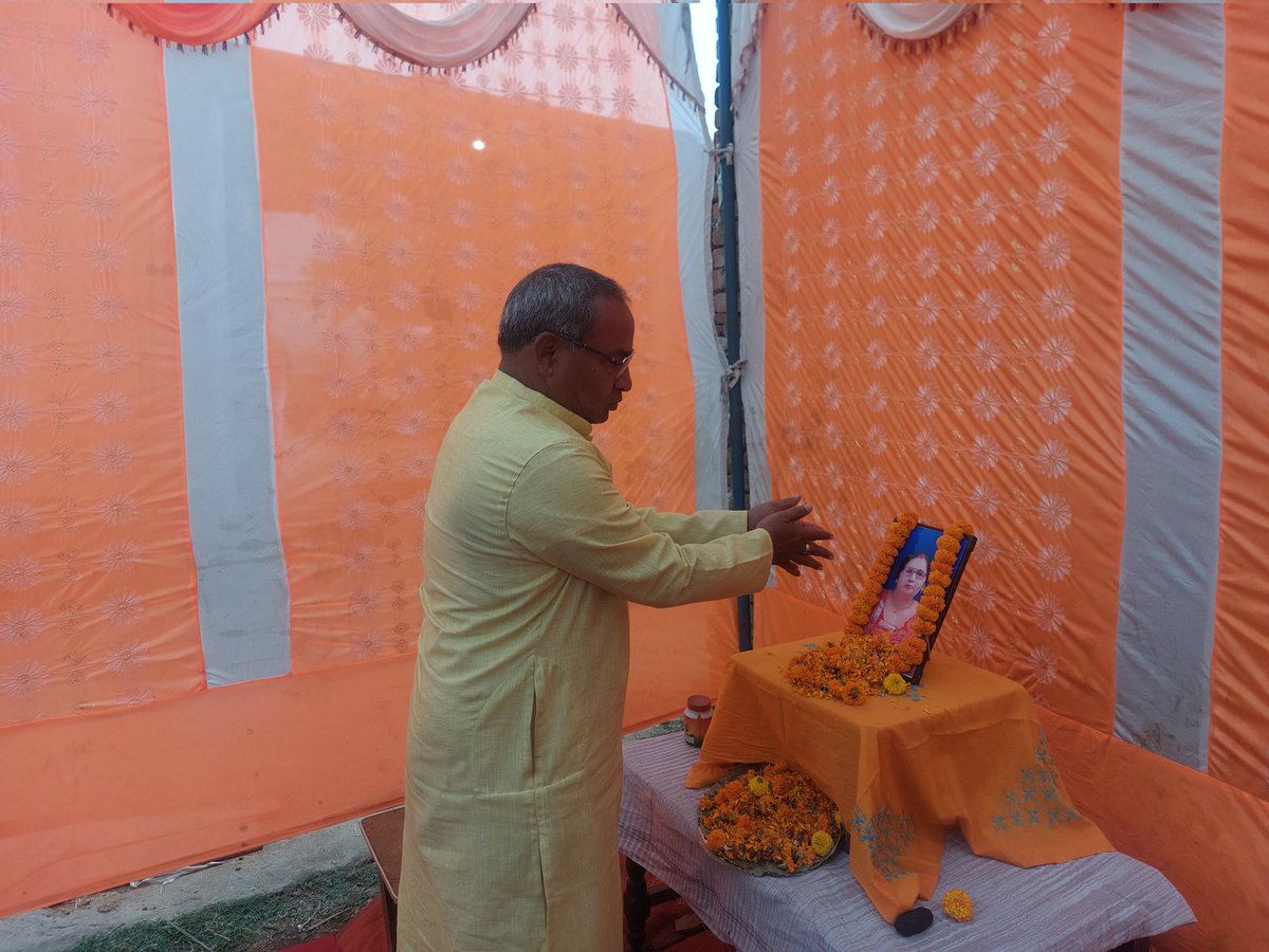 ShivshankerN's tweet photo. जद यू नेता कुश पाण्डेय प्रदेश  महासचिव के माॅ के श्राद्ध कार्यक्रम में पुष्पांजलि अर्पित करते हुए, साथ में युवा के प्रदेश अध्यक्ष सुधांशु भारद्वाज, प्रदेश के नेता मनोरंजन गिरी,राजेश तिवारी आदि  उपस्थित थे। https://t.co/hIRHdH2Yqn