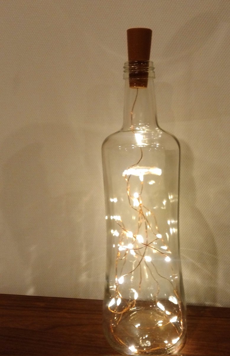 me_dorogawa's tweet image. 炭酸水の空き瓶に、セリアで買ったワイヤーライトを入れて灯りにしてみました。
I put a wire light into a glass bottle.
The light is just 100 JPY.
#空き瓶再利用　#ワイヤーライト
#wirelight  #reuse