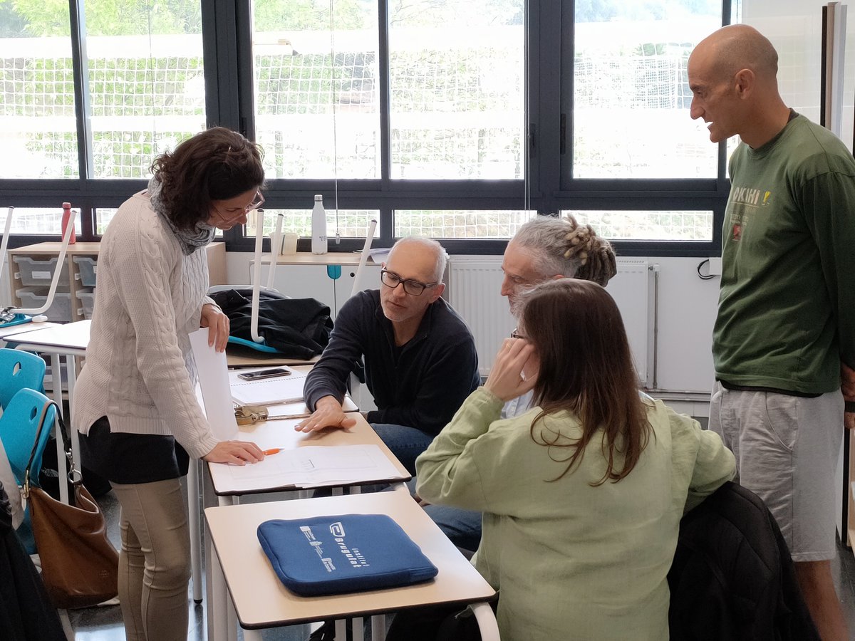eduxarxa's tweet photo. La setmana passada vam ser a l'Institut Brugulat (@insbrugulat) de Banyoles, valorant amb el seu equip docent els resultats del redisseny dels espais d'aprenentatge del centre que s'ha fet en el marc del projecte #INTEDU.
Una experiència d'innovació educativa interessantíssima! https://t.co/G8trElKMJB