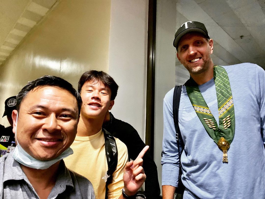 Welcome to the Philippines, Dirk Nowitzki!

The former Dallas Mavericks star is in the country for the FIBA World Cup Draw this Saturday.

READ: bit.ly/3NiopAg

Sen. Sonny Angara shared a photo with the NBA legend upon his arrival earlier.

(Photo: Sen. Sonny Angara/IG)