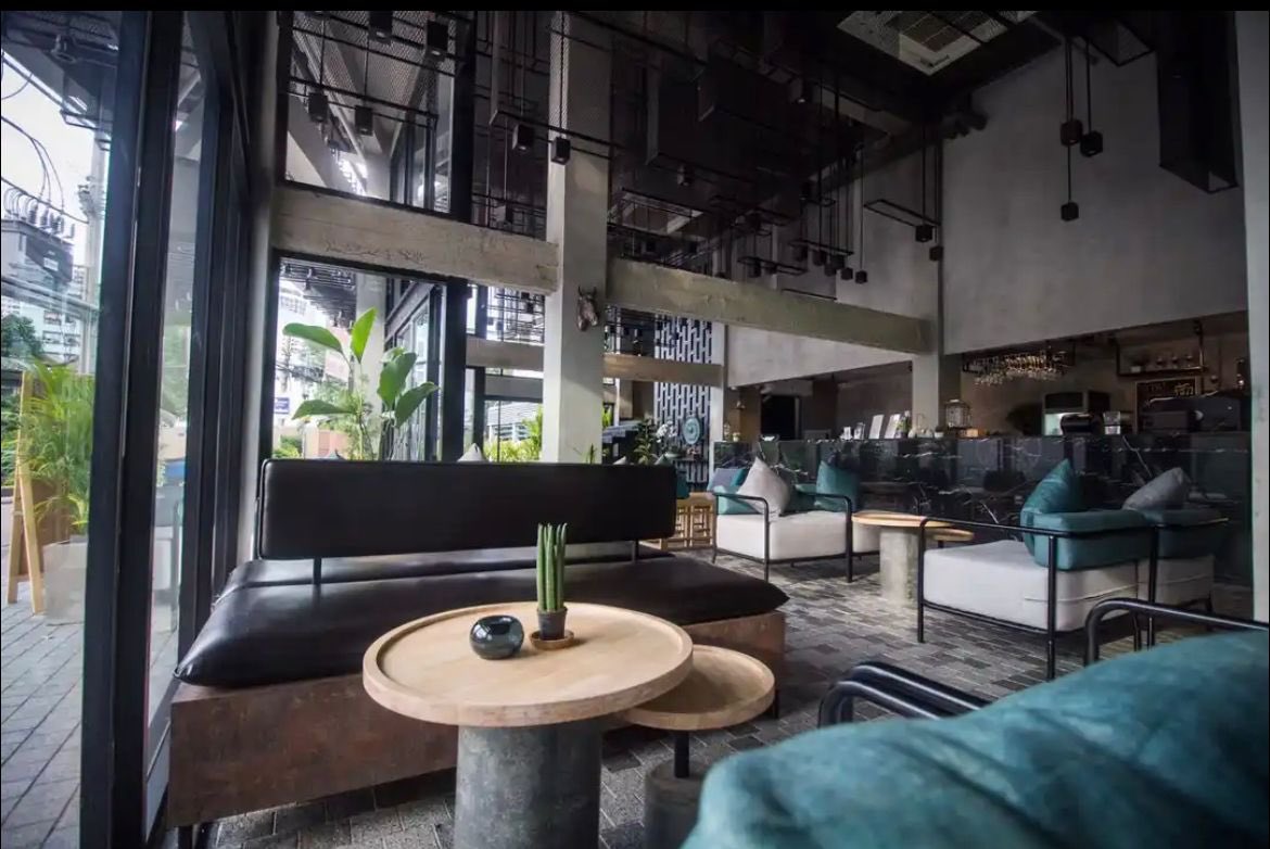 catsedih's tweet image. WOOW! nemu hotel hidden gem di bangkok liat dehhh 😳

tipe hotel nya industrialis jd tiap sudut keliatan aesthetically pleasing😍

lokasinya juga strategis, harganya cuma 390an spill gaaak?