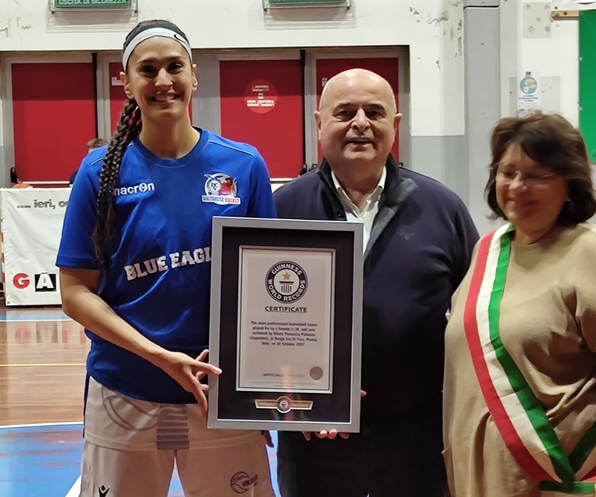 🏀Libro Guinness: Flor Palacios cantó los 30🏀
"Es una sensación estupenda". El último fin de semana la interna argentina volvió a recibir la condecoración del Guinness World Records por haber roto su propia marca. Llegó a su club número 30 algo inédito.

pickandroll.com.ar/noticias/59643…