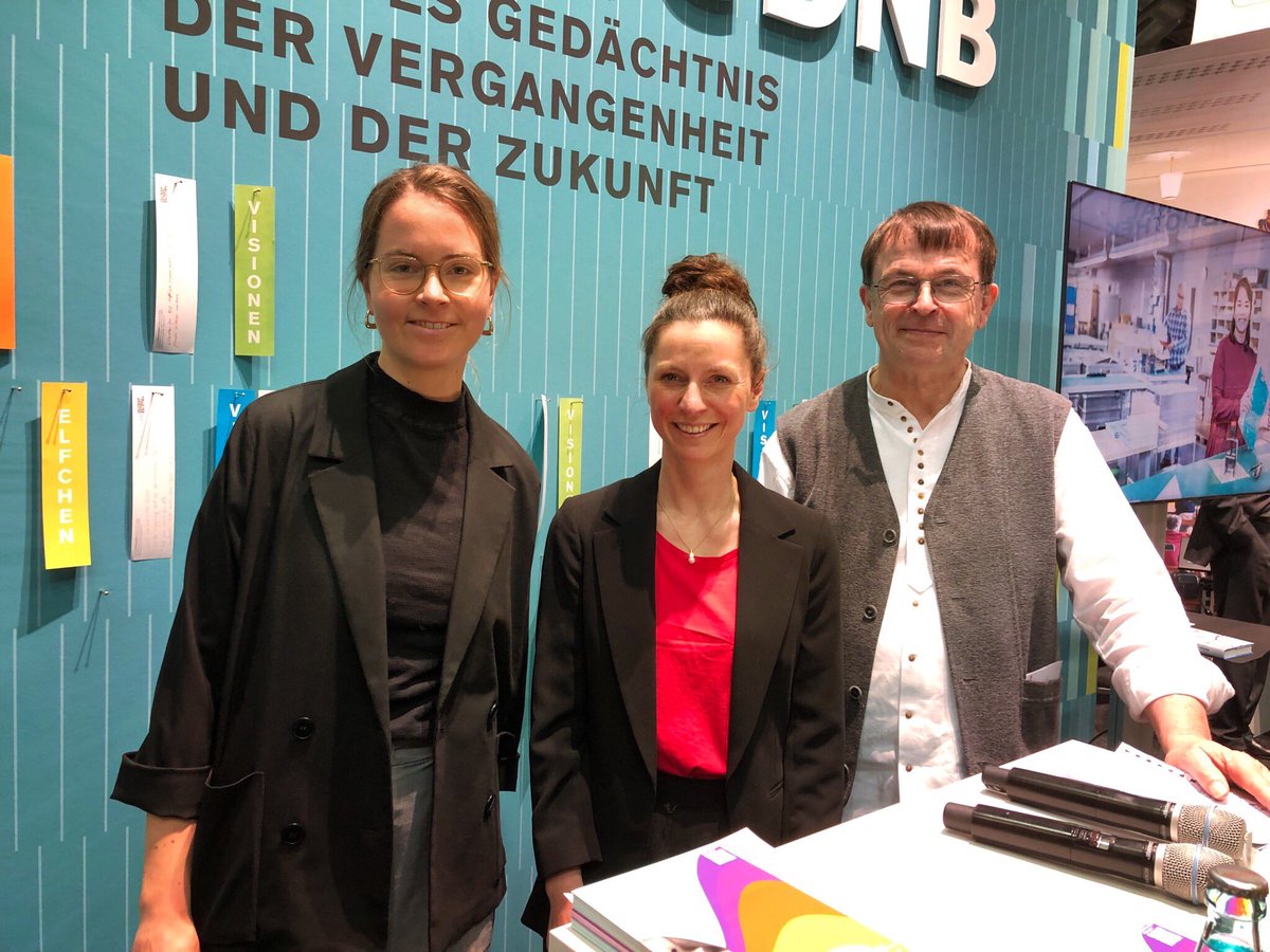 Jetzt: besucht uns in Halle 4 beim Stand der @DNB_Aktuelles auf der Buchmesse Leipzig! Wir freuen uns auf euch 🥳 #DigitalHumsnities #PublicHumanities
