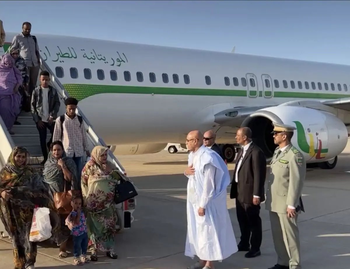 shabay35's tweet photo. اهتمام الرئيس بشعبه يعتبر واجبًا ومن صلب مهامه .. في #موريتانيا جرت العادة على القطيعة بين الرئيس و الشعب .. استقبال الرئيس غزواني للجالية القادمة من #السودان وعيادته للمرضى يوم العيد، إفطارُه مع الجنود على حدود مالي .. جميعُها لفتات محمودة وتنم عن نهج مختلف نتمنى استمراره. https://t.co/quJ11xsBUB