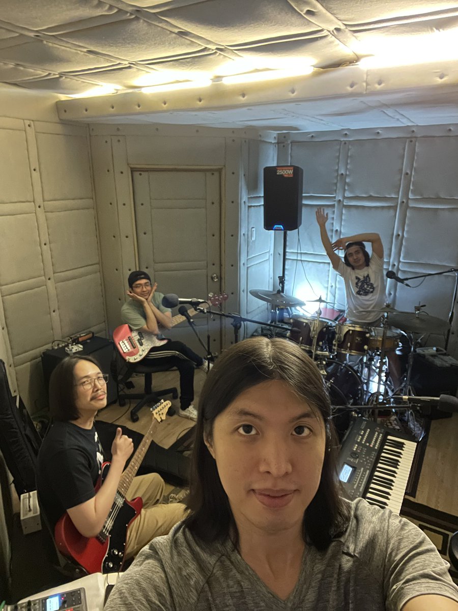 Gig sched so far (details to follow):

April 29 (5PM) - Port San Juan (LU)
May 6 - Uptown Mall (BGC)
May 10 - Balcony Music House (Makati)