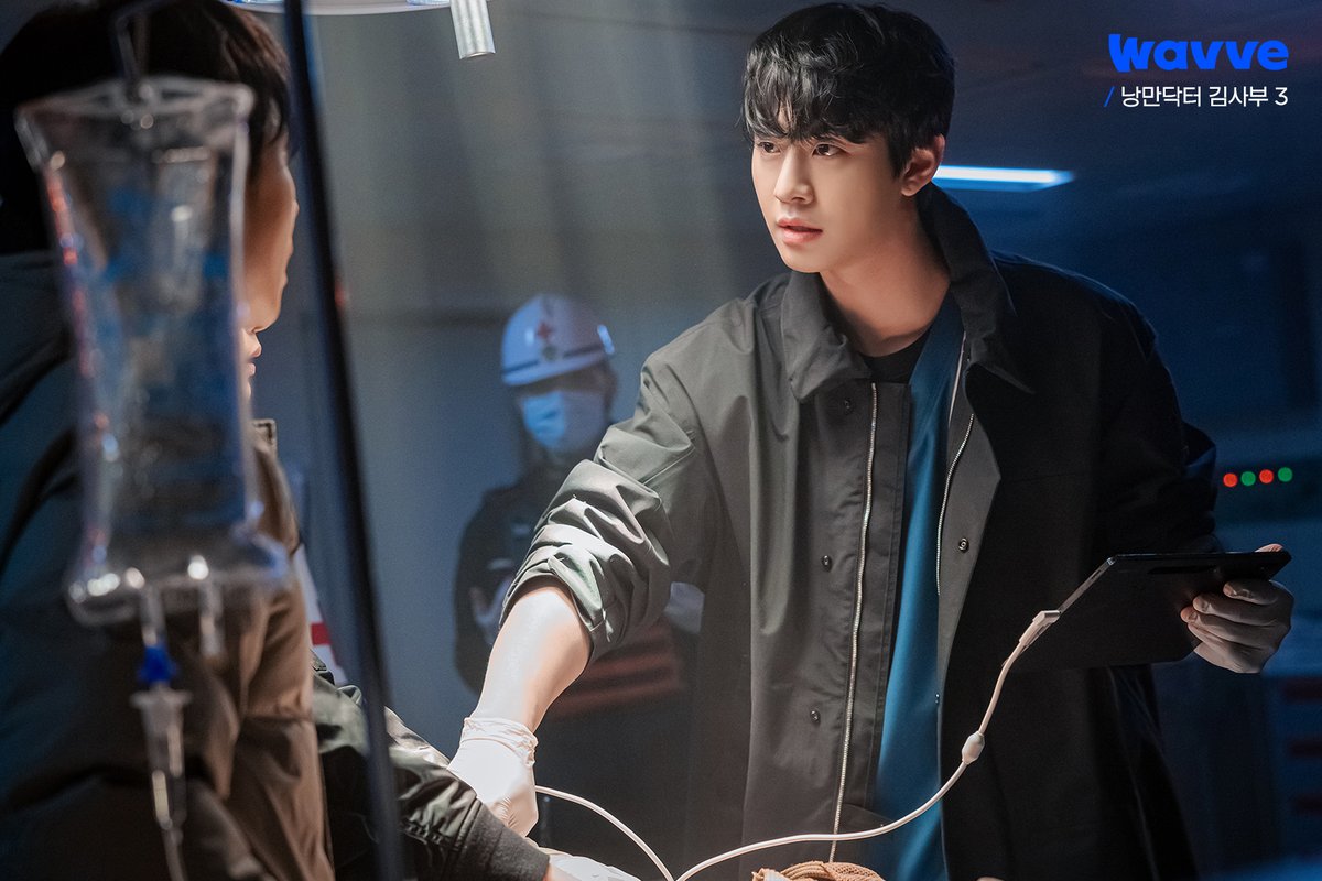 wavve_official's tweet photo. 비상 상황을 맞은 돌담병원 식구들?!🚨
긴박감 넘치는 시즌 3 첫 이야기 드디어 내일 공개!!

[낭만닥터 김사부 3] 4월 28일(금) 웨이브 첫 공개
JUST DIVE Wavve!🌊

#웨이브 #Wavve #웨이브왜봐요 #낭만닥터김사부 #낭만닥���김사부3 #한석규 #안효섭 #이성경 #김민재 #윤나무 #이신영 https://t.co/qXzDrew7Fq