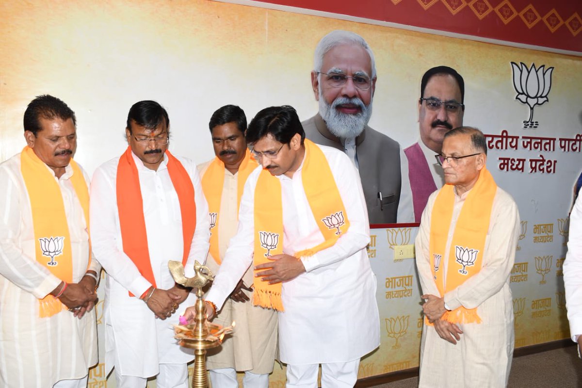DrSumerSolanki1's tweet photo. आज भारतीय जनता पार्टी अनुसूचित जनजाति मोर्चा नीति एवं शोध प्रभाग एवं सोशल मीडिया मध्यप्रदेश, राजस्थान और छत्तीसगढ़ के प्रदेश पदाधिकारियों और राष्ट्रीय पदाधिकरियों की संयुक्त बैठक 
@blsanthosh @dhaval241086 @SameerOraon16 @LokendraParasar @BJP4India @BJP4MP @BJPSTMORCHA https://t.co/MDt1w2dQD4