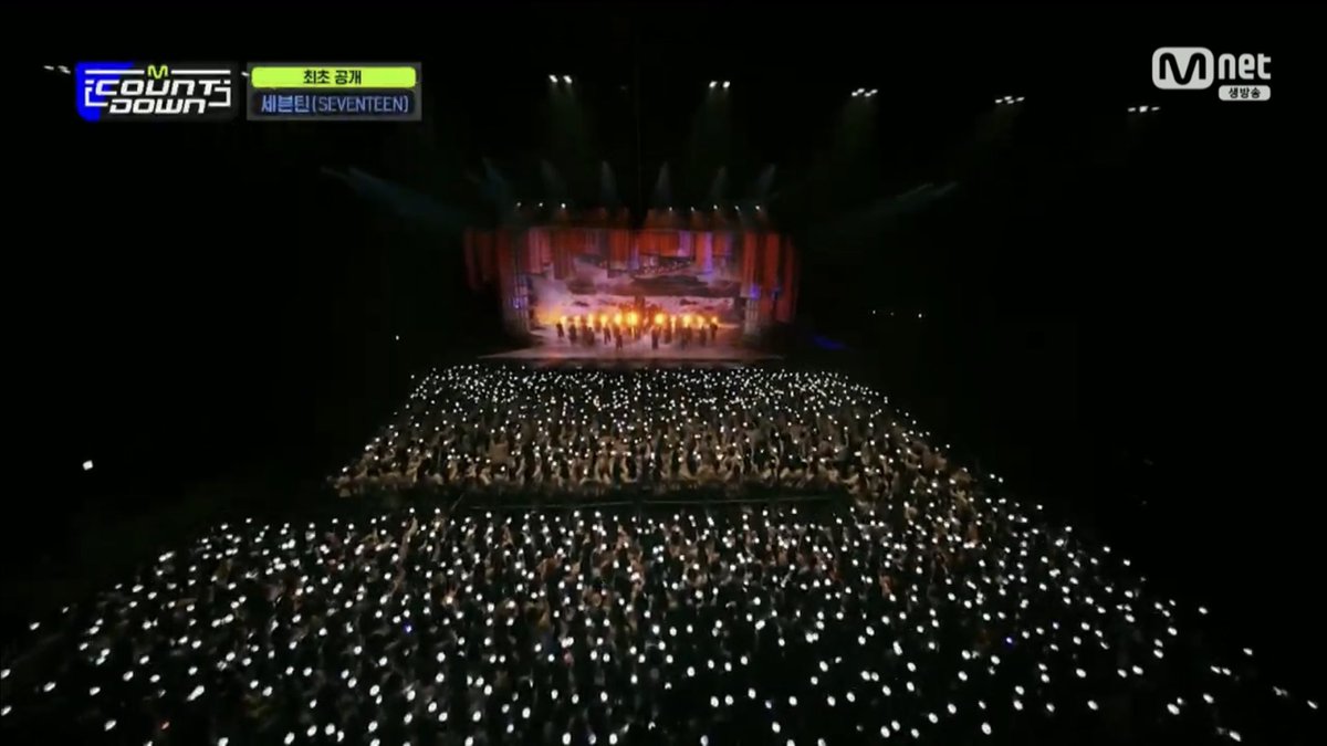 dokyeomsoul's tweet photo. SIAPA YANG SETUJU KALO INI LEBIH PANTES DISEBUT KONSER??? 😭 https://t.co/qL7sTthphx