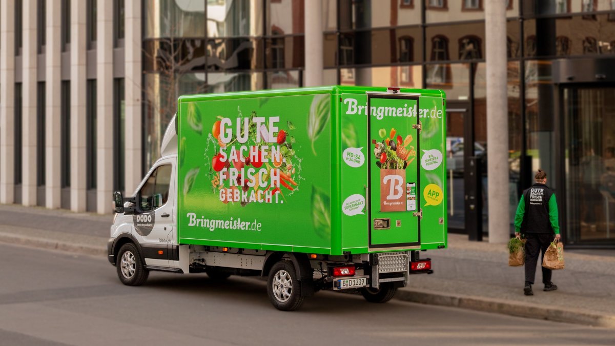 Unser neuer Bringmeister Lieferwagen – ab jetzt mit Euren Bestellungen auf den Straßen unterwegs! 🚛   
 
Habt Ihr ihn schon in Eurer Stadt gespottet? 🤩

#bringmeister #onlinesupermarkt #lieferwagen #berlin #potsdam #münchen #augsburg #ingolstadt
