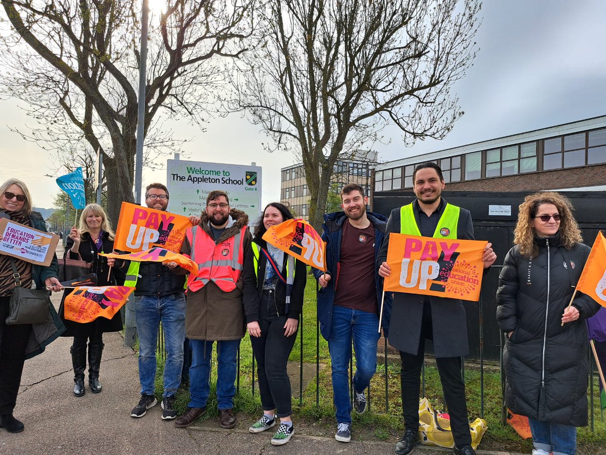 socialistworker's tweet photo. Determined @NEUnion picket at Appleton School in Benfleet this morning β #TeacherStrike #StrikeForEducation #PayUp #strike https://t.co/LFMr7UYl3F