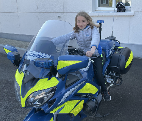 Les jeunes footballeurs du FC Les Etangs de Saint-Amand-Villages en visite à la gendarmerie. La semaine dernière, à la demande de leurs encadrants, un groupe de jeunes sportifs ont eu droit à une visite VIP de la brigade de Torigny-les-Villes dans le cadre de leur stage de foot.