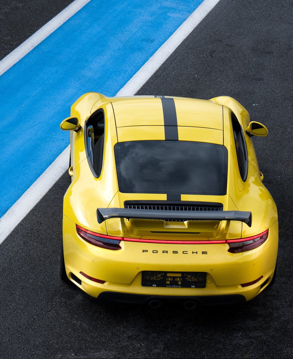 maakdesigner's tweet photo. #Porshe 🔥🔥🔥
#yellowPorsche #PORSCHEMOTORSPORT #Automotive #Cars #PorscheMuseum 
#AutomotivePhotography
#CarEnthusiast #Carlife
#Driving #AutoNews 
#CarReviews #Motorsports
#Racing #ClassicCars
#vintagecars https://t.co/OK5IaCgm7T