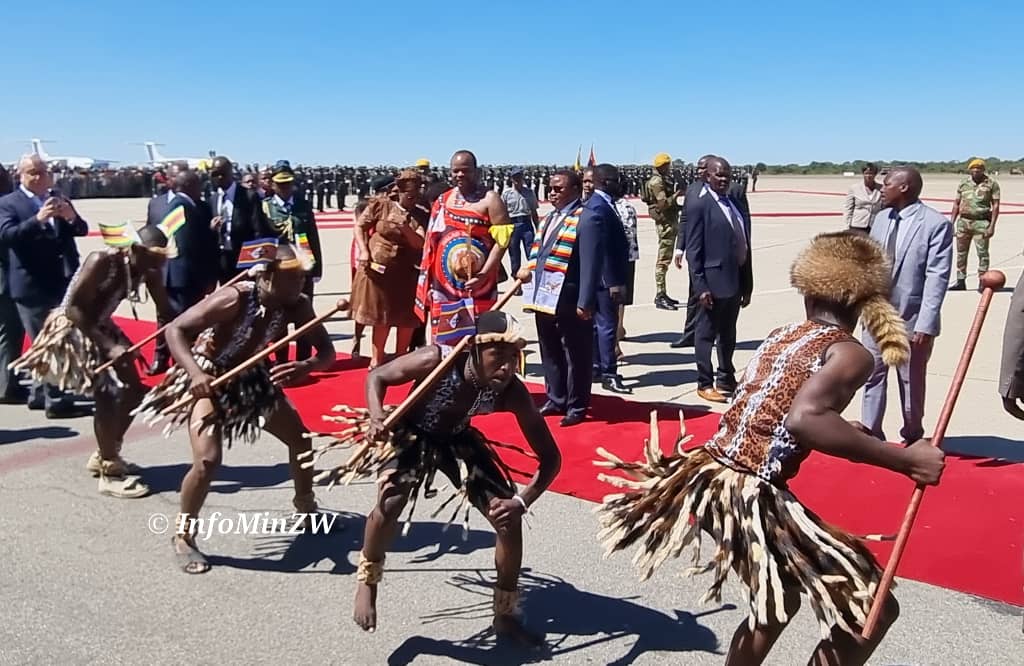 His Majesty King Mswati III of the Kingdom of Eswatini has arrived at RGM International Airport #Zimbabwe #Eswatini @InfoMinZW
#Buildingrelations