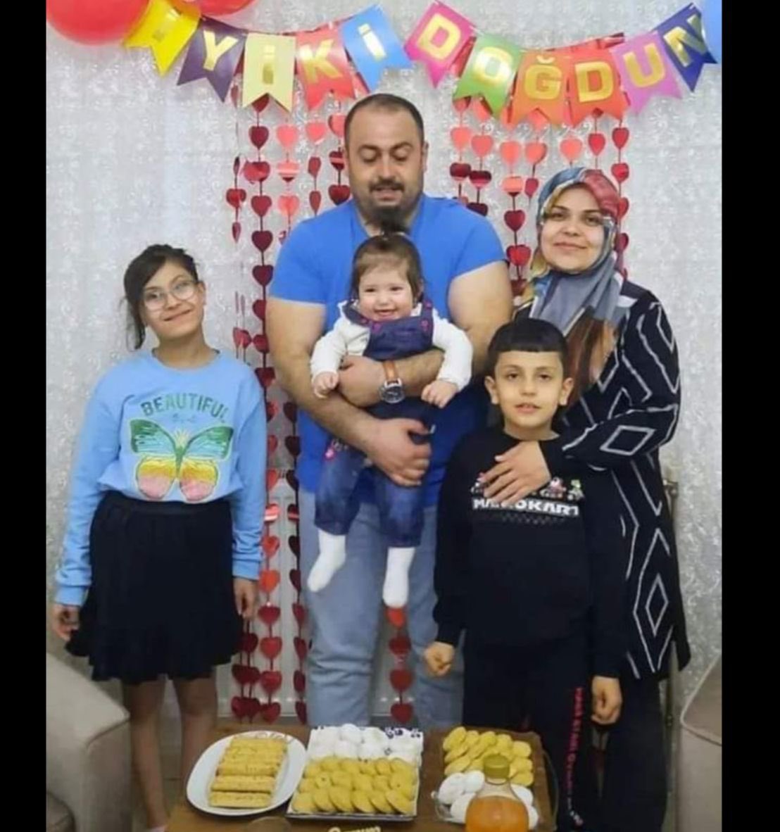 Adıyaman'ın Besni ilçesinde Kahramanmaraş merkezli 7.7'lik depremde eşini ve iki çocuğunu kaybeden öğretmen(Ferit) baba, hayatta kalan 12 yaşındaki kızını silahla vurarak intihar etti.