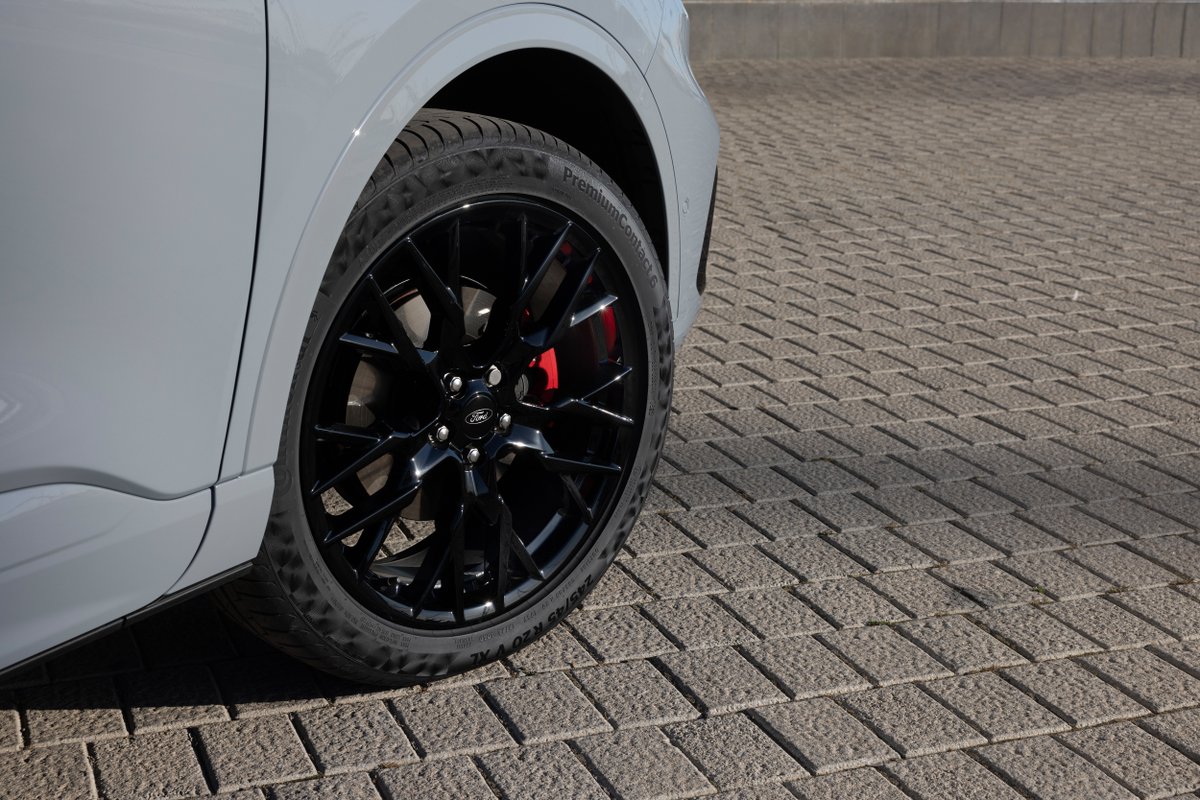 M_Chraponski's tweet photo. Kolejny dzień, kolejna premiera #Ford i tym razem zaprezentowali nową wersję Kugi, o nazwie #GraphiteTechEdition. Stylowy i bezpieczny - tak można opisać nową odsłonę SUV’a. Znajdziesz w niej atrakcyjny lakier Grey Matter, i wiele więcej... https://t.co/YoWlK949yq