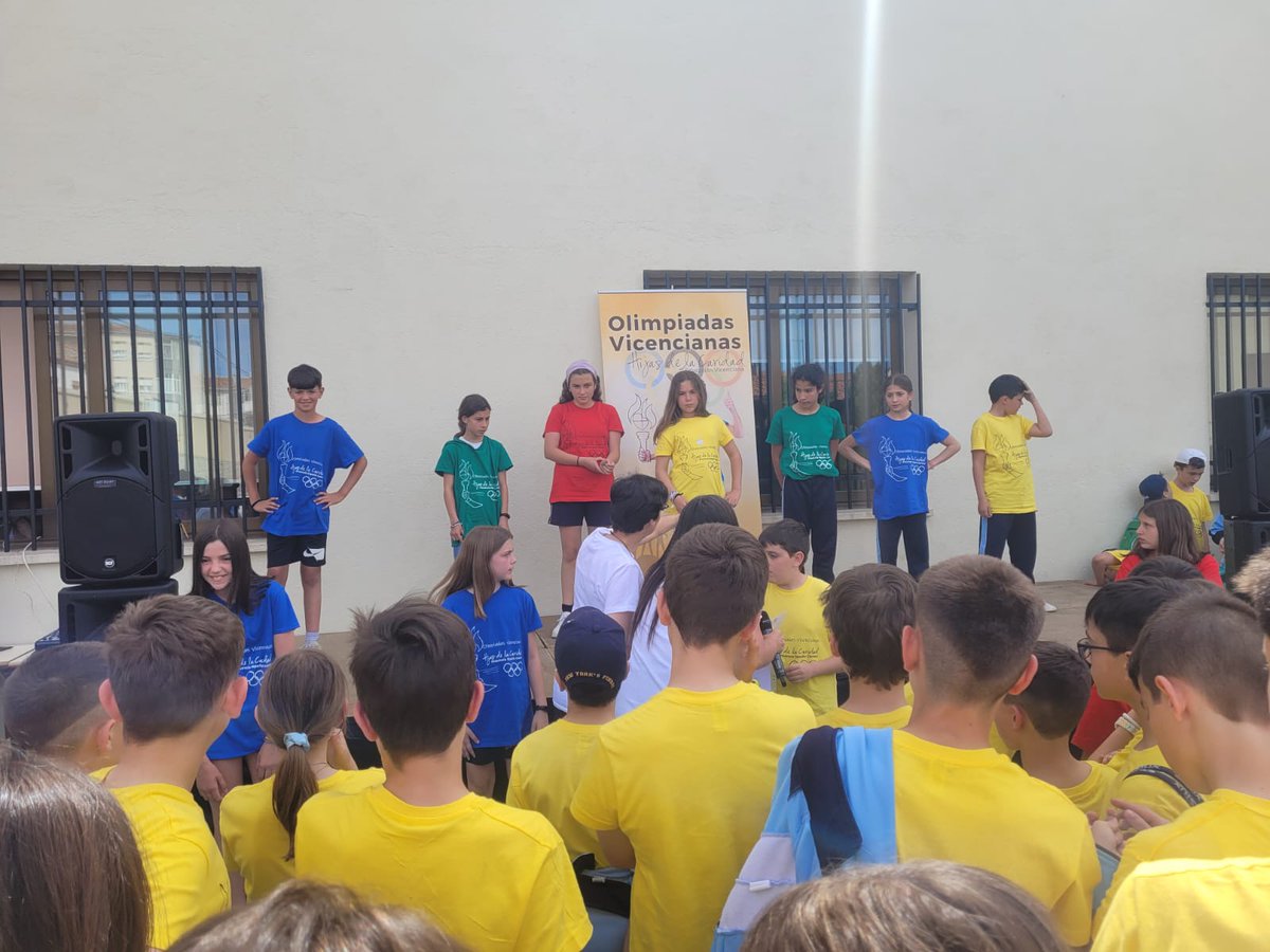 sanjosevalde's tweet photo. 👉Ensayo del #flashmob2023 en las #OlimpiadasVicencianas2023 de los #colegiosHHCC de @HijasCaridadEC en @MilagrosaNieves
#SanJosé #Since1878 #colegiosHHCC #EducaciónVicenciana #colegiosconalma #niñosquesonríen https://t.co/I8PkRC4Vpl