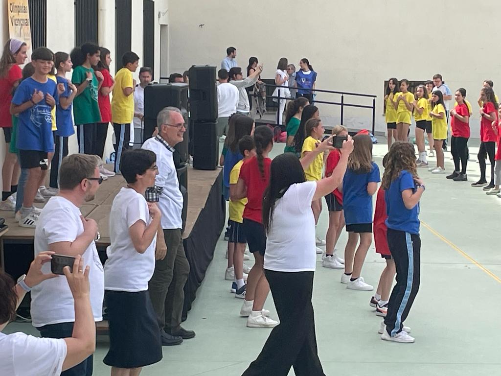 sanjosevalde's tweet photo. 👉Ensayo del #flashmob2023 en las #OlimpiadasVicencianas2023 de los #colegiosHHCC de @HijasCaridadEC en @MilagrosaNieves
#SanJosé #Since1878 #colegiosHHCC #EducaciónVicenciana #colegiosconalma #niñosquesonríen https://t.co/I8PkRC4Vpl