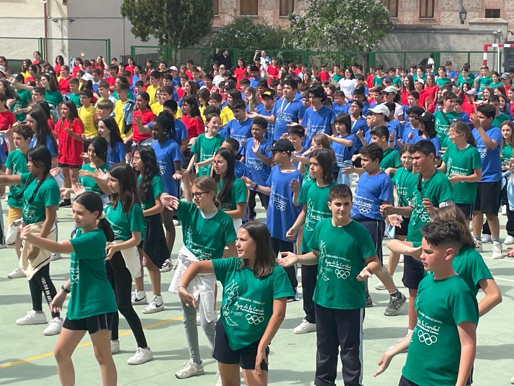 sanjosevalde's tweet photo. 👉Ensayo del #flashmob2023 en las #OlimpiadasVicencianas2023 de los #colegiosHHCC de @HijasCaridadEC en @MilagrosaNieves
#SanJosé #Since1878 #colegiosHHCC #EducaciónVicenciana #colegiosconalma #niñosquesonríen https://t.co/I8PkRC4Vpl