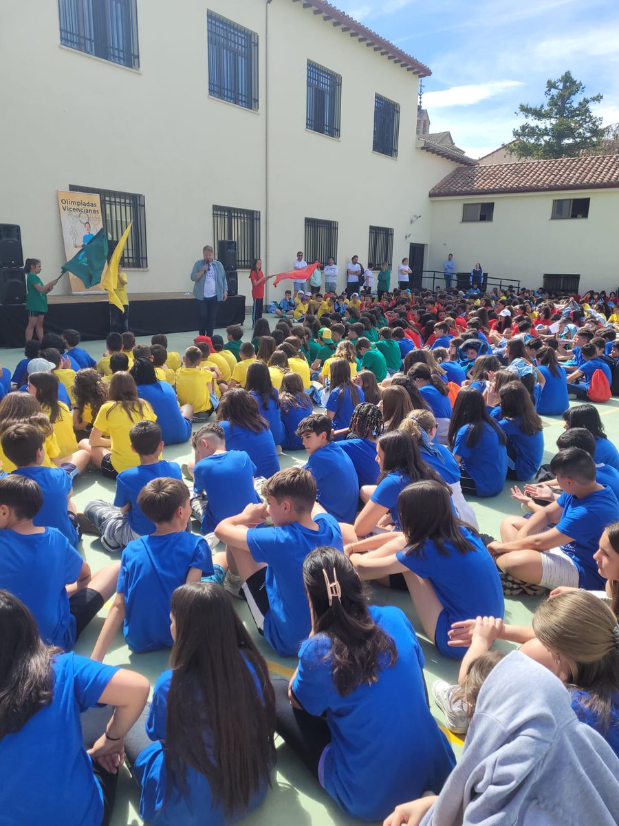 sanjosevalde's tweet photo. 👉Ensayo del #flashmob2023 en las #OlimpiadasVicencianas2023 de los #colegiosHHCC de @HijasCaridadEC en @MilagrosaNieves
#SanJosé #Since1878 #colegiosHHCC #EducaciónVicenciana #colegiosconalma #niñosquesonríen https://t.co/I8PkRC4Vpl