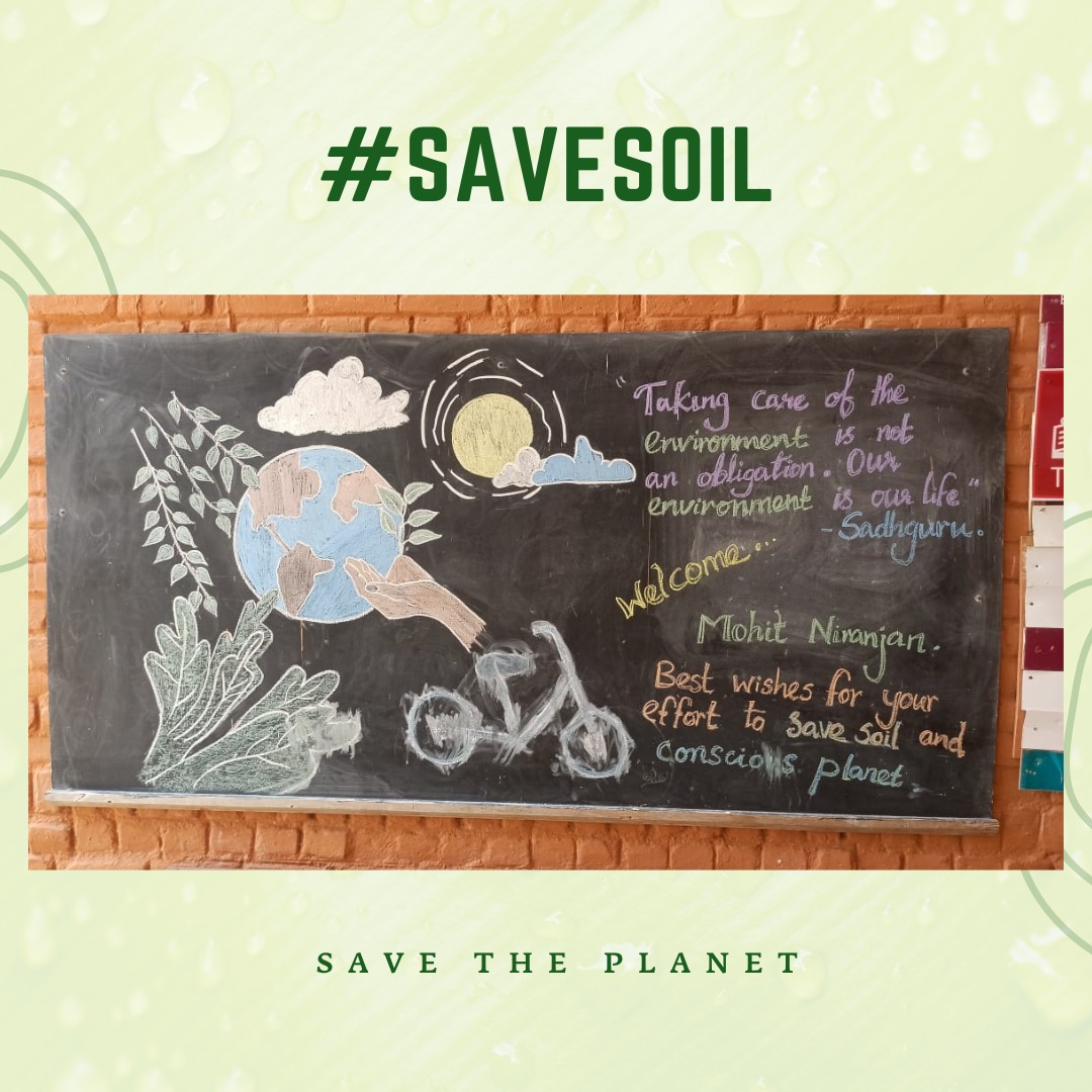 IshaTamil's tweet photo. Save Soil Cyclist Mohit Niranjan meets students of @ishavidhya Tuticorin. The school children had an amazing time interacting with the passionate cyclist Mohit Niranjan, who embarked on a journey of 30,000 kilometres for the Save Soil Movement. @cpsavesoil #SaveSoil #IshaOutreach https://t.co/rgsCMNILId