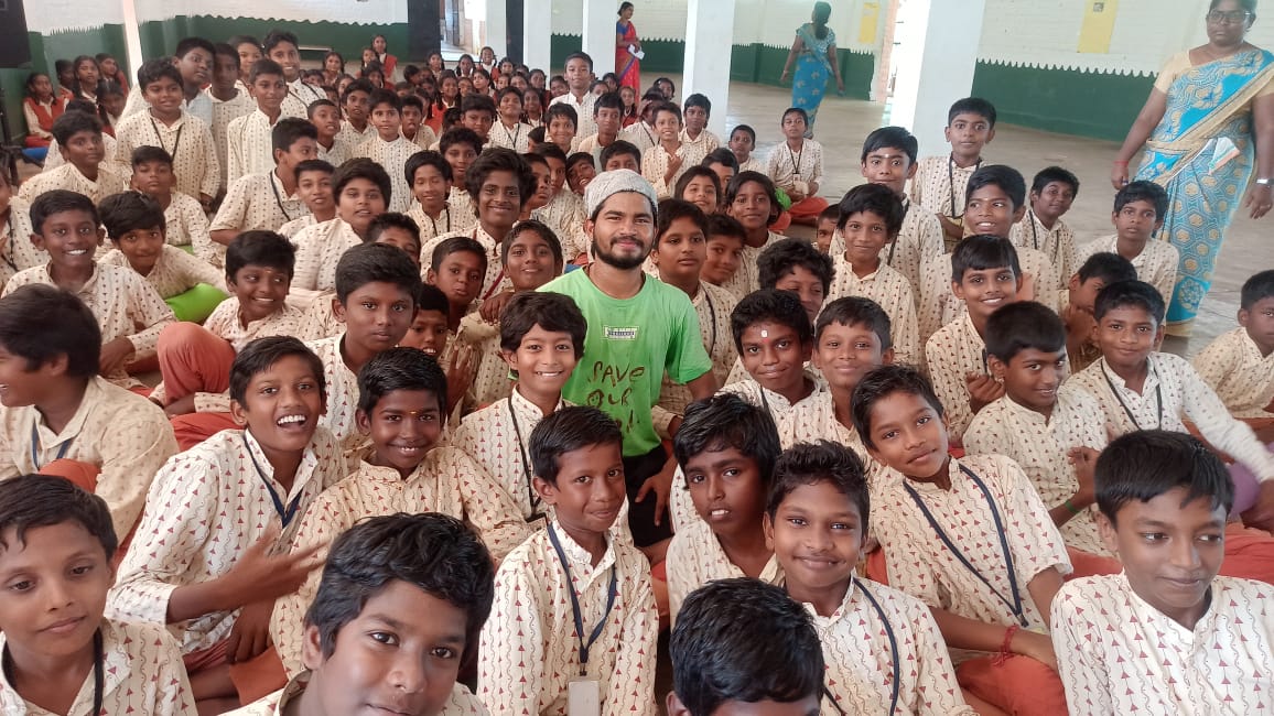 IshaTamil's tweet photo. Save Soil Cyclist Mohit Niranjan meets students of @ishavidhya Tuticorin. The school children had an amazing time interacting with the passionate cyclist Mohit Niranjan, who embarked on a journey of 30,000 kilometres for the Save Soil Movement. @cpsavesoil #SaveSoil #IshaOutreach https://t.co/rgsCMNILId