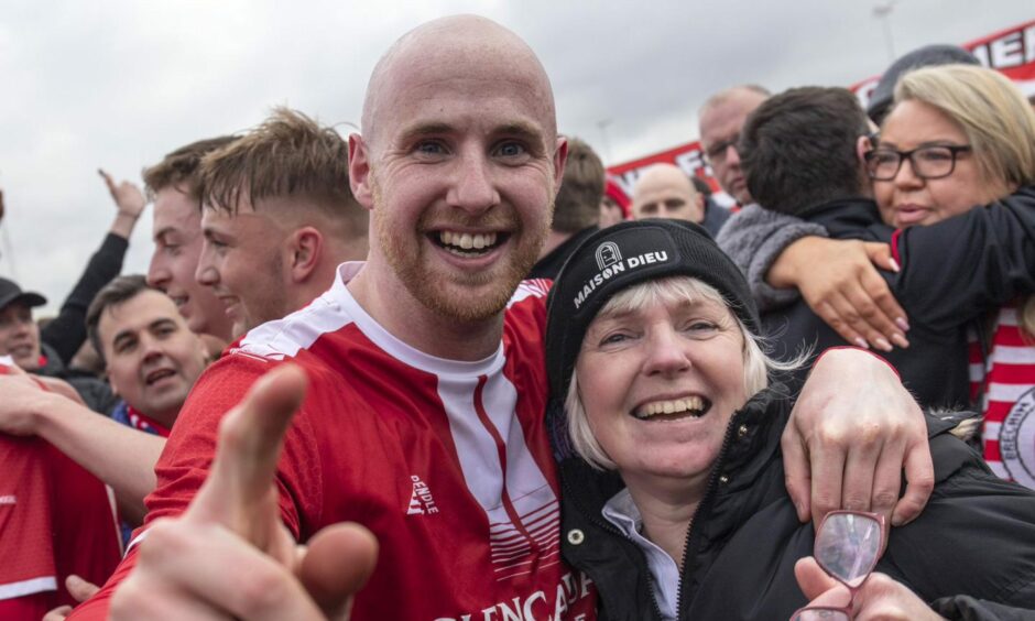 VIDEO: Brechin City’s ‘Baldy Barista’ Euan Spark on Highland League title emotions, tearful call to New Zealand-based sister and pitch-invading mum dlvr.it/Sn8cNy