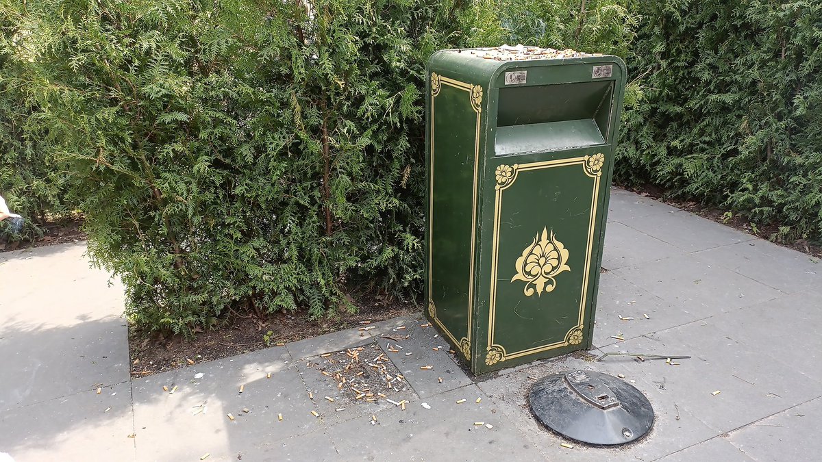 kapi06's tweet photo. @Efteling misschien is het beter om hier een paar van die rookputjes/tegels in de grond te doen ipv een nieuwe rookzuil. #rookzone #polleskeuken #gebrandeboon https://t.co/bvdWQaLwUl