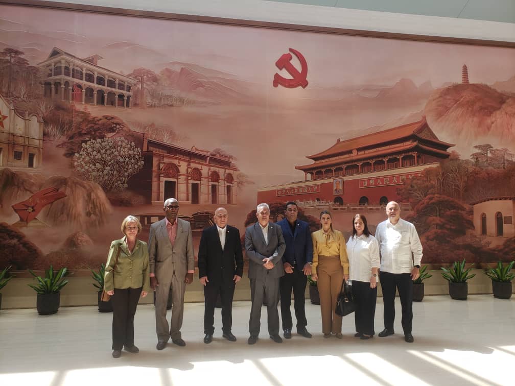 Agradecemos recorrido por el sitio fundacional del PCCh en #Shanghai, así como el museo que exhibe documentos, objetos e imágenes históricas de ese momento con un empleo atractivo y efectivo de las tecnologías de la información. ¡Felicidades a su colectivo! #Cuba
