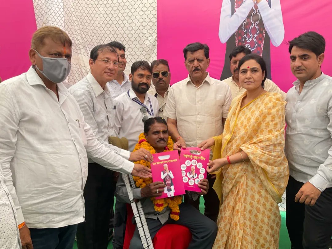 ravindraINCkota's tweet photo. महगाई राहत केम्प की कोटा प्रभारी डॉ.श्रीमती अर्चना शर्मा जी के साथ कोटा शहर की विधानसभा कोटा उत्तर,दक्षिण व लाडपुरा में चल रहे महगाई राहत कम्पो का निरीक्षण कर आम लोगो को राजस्थान के लोकप्रिय मुख्यमंत्री श्री अशोक गहलोत जी द्वारा चलाई जा रही योजनाओ के बारे में जानकारी देकर लाभार्थियों के रजिस्ट्रेशन करवाये गए।
#mahgairahatcamp