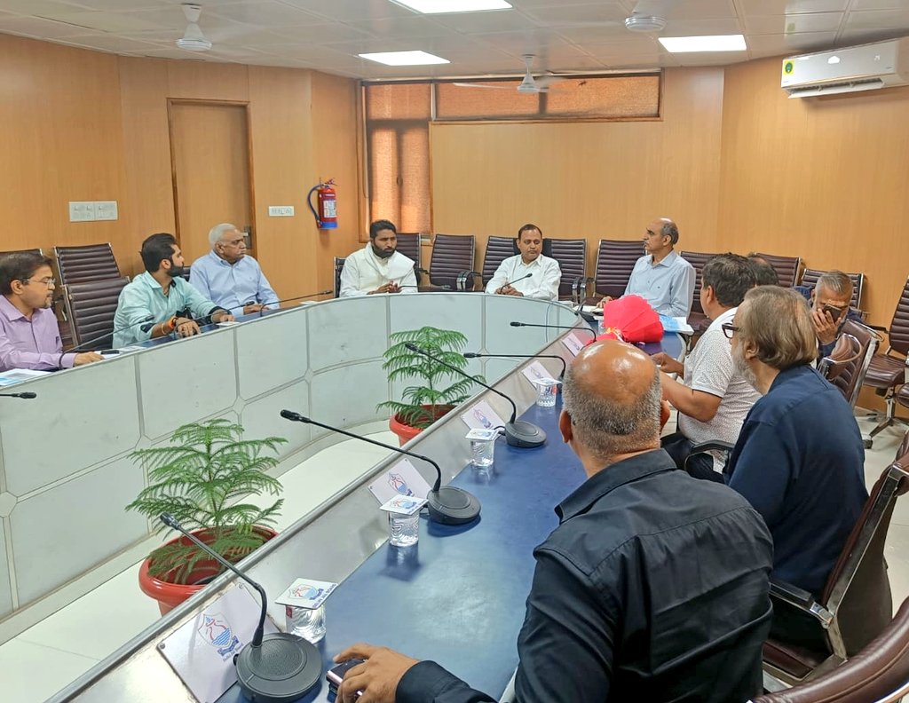 iamVisheshravi's tweet photo. पहाड़गंज में बड़ी संख्या में होटल्स को बिना लाइसेंस के बोरिंग इस्तेमाल करने पर सीलिंग नोटिस हुए हैं ।

दिल्ली में ग्राउंड वाटर यूज पर कोई पॉलिसी नहीं है जिसकी वजह से रिहायशी और कमर्शियल दोनों ही क्षेत्र में लोग चोरी से बोरिंग कर ग्राउंड वाटर का इस्तेमाल कर रहे हैं। https://t.co/7e09oL3nVu