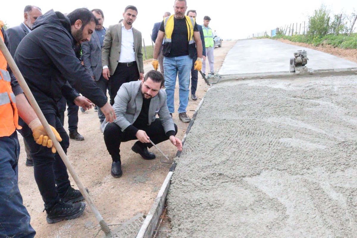 yilmazmcht's tweet photo. Saha çalışmalarımız esnasında Samsun Büyükşehir Belediyesi’nin beton yol çalışmalarına denk geldik.

Her zaman onur ve gururla söylüyoruz; yaparsa AK Parti yapar.

📍Asarcık, Gülveren Grup Yolu https://t.co/9LwKS4pihy