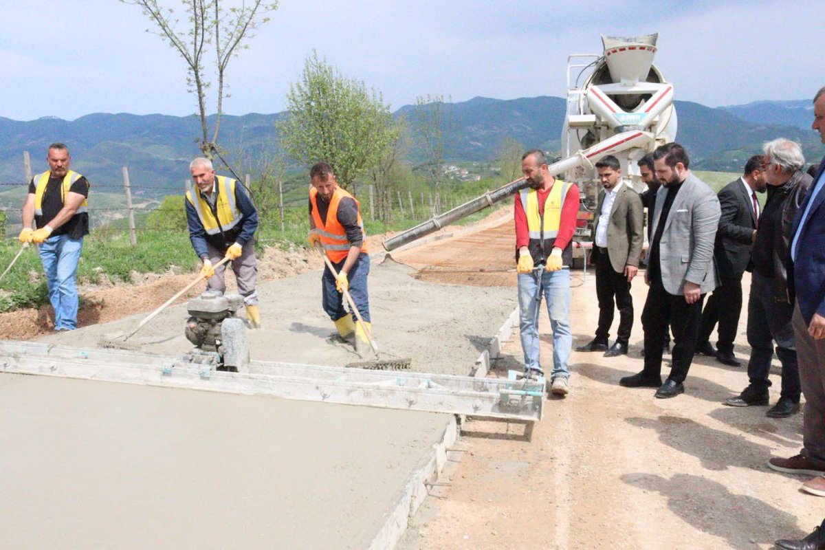 yilmazmcht's tweet photo. Saha çalışmalarımız esnasında Samsun Büyükşehir Belediyesi’nin beton yol çalışmalarına denk geldik.

Her zaman onur ve gururla söylüyoruz; yaparsa AK Parti yapar.

📍Asarcık, Gülveren Grup Yolu https://t.co/9LwKS4pihy