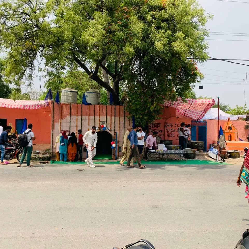 NaveenBunty4BJP's tweet photo. आज झज्जर रोड स्थित #पीर_बाबा  के प्रांगण में सत्संग और भंडारे का आयोजन किया गया। भंडारे में मेरे बड़े भाई Parveen Kajla व उसकी पूरी टीम ने शिरकत की। और प्रसाद ग्रहण कर सत्संग का आनंद लिया https://t.co/kmAK8aJo8M