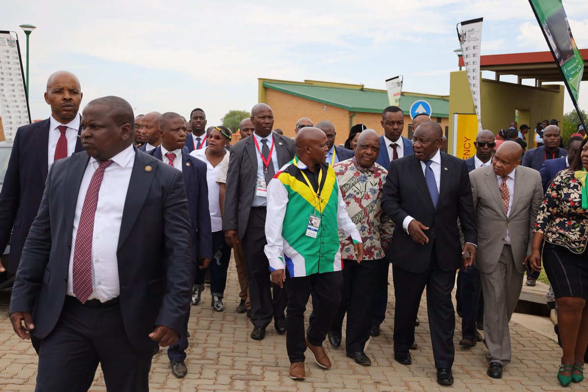 motswedingfm's tweet photo. #Tadieaamusa
Moporesidente wa Aforika Borwa @CyrilRamaphosa oteng ka kwano mo Joubertion Community Health Care Centre, mo lefapha la Pholo la Bokone Bophirima le bulang setheo sa boitekanelo se se ntsha.
#MotswedingFM | #KeYaRonaRotlhe https://t.co/ydVZ0eP7w8