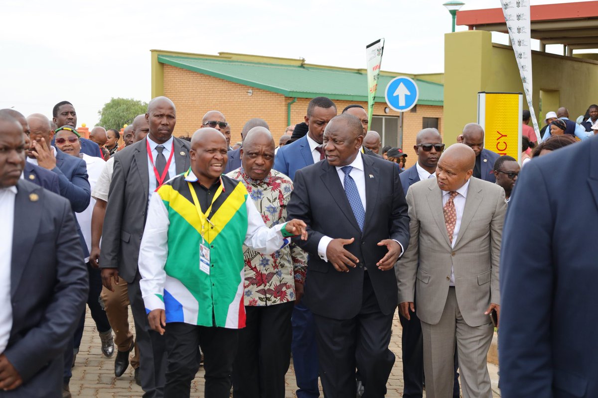 motswedingfm's tweet photo. #Tadieaamusa
Moporesidente wa Aforika Borwa @CyrilRamaphosa oteng ka kwano mo Joubertion Community Health Care Centre, mo lefapha la Pholo la Bokone Bophirima le bulang setheo sa boitekanelo se se ntsha.
#MotswedingFM | #KeYaRonaRotlhe https://t.co/ydVZ0eP7w8