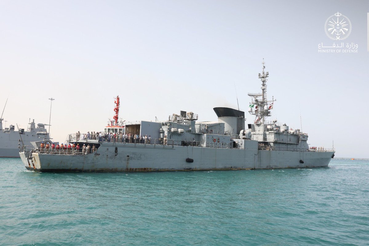 modgovksa's tweet photo. معالي قائد #القوات_البحرية الفريق الركن فهد الغفيلي، يقف على جهود تنفيذ عمليات إجلاء المواطنين وعدد من رعايا الدول الشقيقة والصديقة من السودان إلى المملكة، ويستقبل ركاب سفينة جلالة الملك «الطائف». 

#المملكة_تجلي_العالقين_بالسودان https://t.co/pMuFT34S61