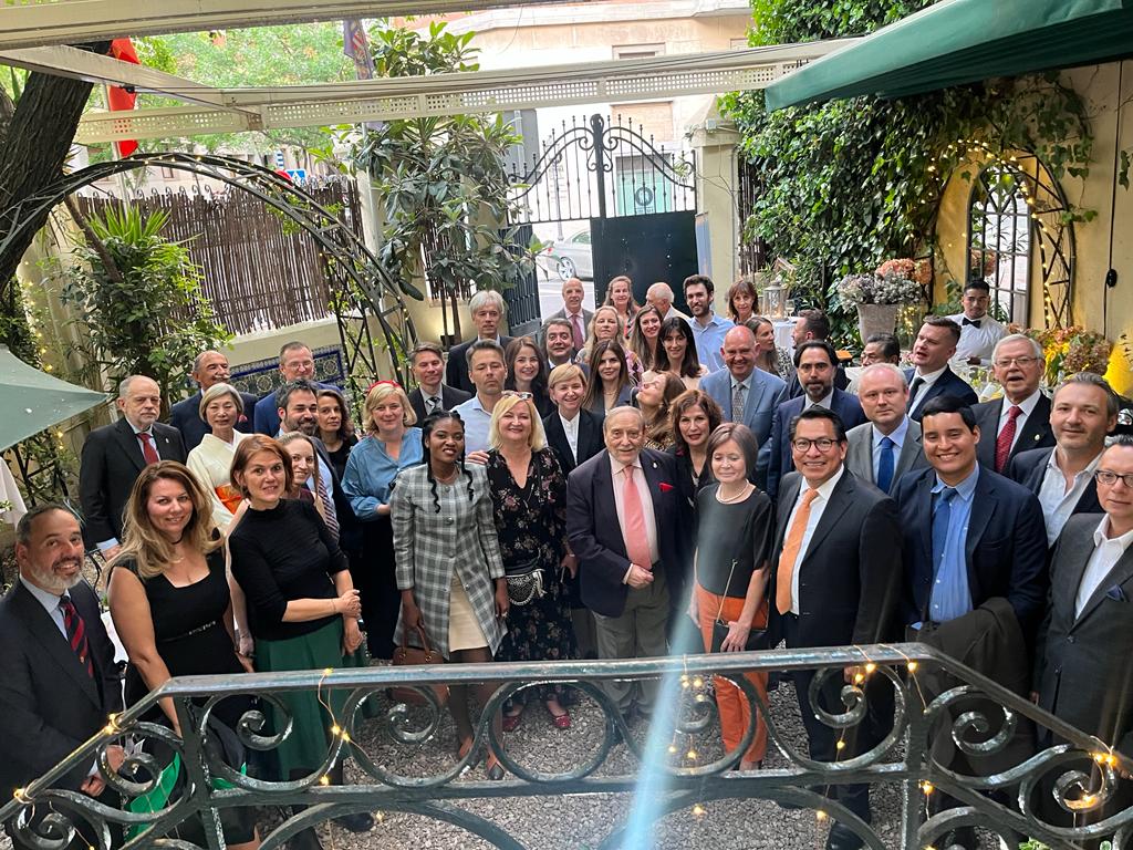 DiplomaciaESP's tweet photo. La Academia de la Diplomacia ofreció un cóctel en honor de la Asociación de Diplomáticos Extranjeros, presidida por @TalosRaluca.
Diplomáticos de 50 embajadas asistieron a un evento de cofraternización en el palacete La Favorita de Madrid. https://t.co/ueEqPfMVLp