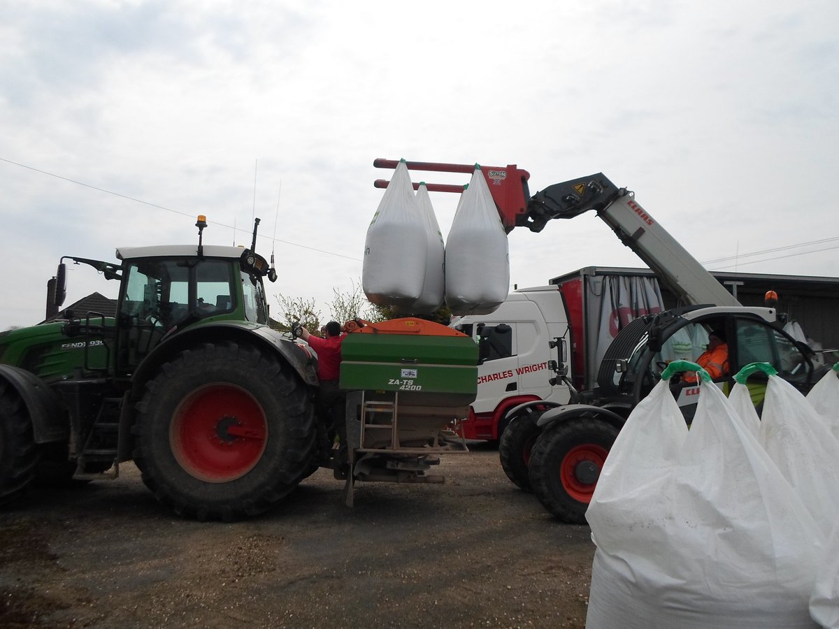 CWrightandSons's tweet image. Continuing to spread more product today from @OriginFert directly to the spreader today! 
👌🏻🇬🇧🚛🚜

#TeamWright #Fertiliser 

@ScaniaUK @Fendt_UKIreland @CLAAS_Eastern